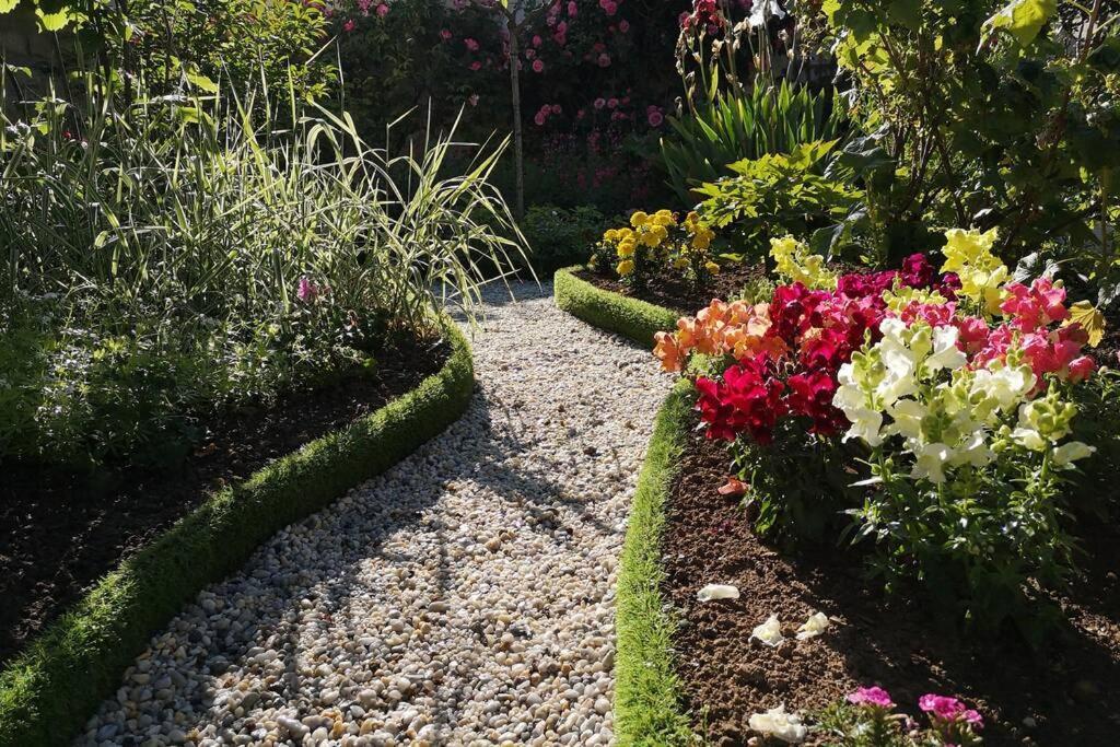 La Roseliere Maison Plain Pied Confortable Belle Decoration Jardin Magnifique 10 Mn A Pied Centre Ville Bayeux Proche Plages Du Debarquement Екстер'єр фото